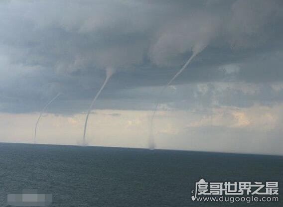 青海湖龙吸水，1小时内出现九龙吸水现象实属罕见