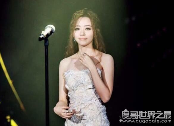 张靓颖特写吓一跳，恐怖舞台特写效果就连她自己都被吓到了