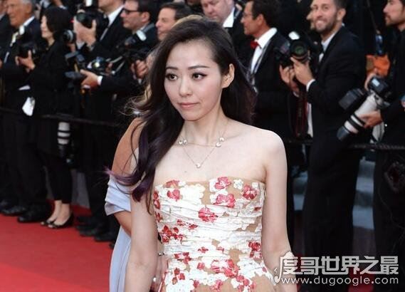 张靓颖特写吓一跳，恐怖舞台特写效果就连她自己都被吓到了