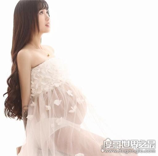 王乐乐杨清柠接吻24秒直播截图，两人18岁就有了孩子