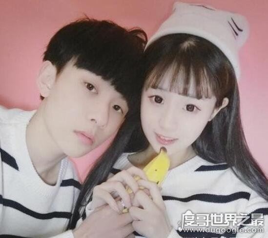 王乐乐杨清柠接吻24秒直播截图，两人18岁就有了孩子