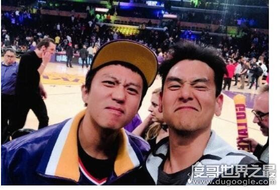 邓超彭于晏看球合照,两人表情搞怪(邓超调侃彭于晏法令纹)