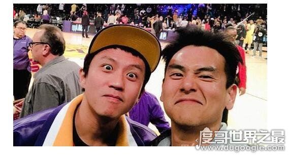邓超彭于晏看球合照,两人表情搞怪(邓超调侃彭于晏法令纹)