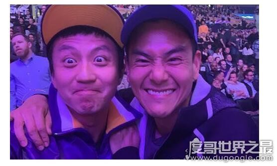 邓超彭于晏看球合照,两人表情搞怪(邓超调侃彭于晏法令纹)