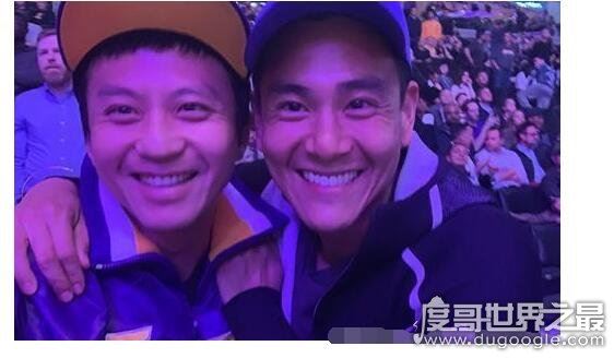 邓超彭于晏看球合照，两人表情搞怪(邓超调侃彭于晏法令纹)