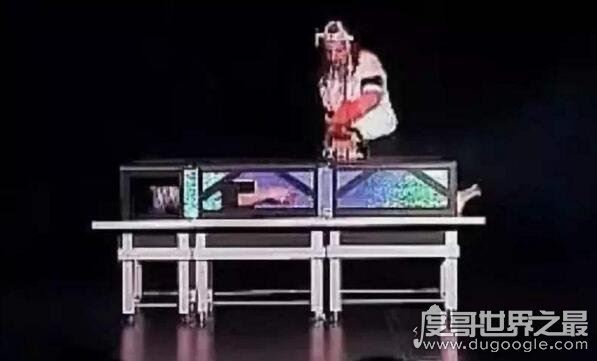 世界十大魔术失误现场，电锯魔术失误后将妻子给锯死(视频)