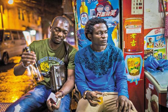 非洲人的生殖器，大于常人为多种因素影响(科学解释)