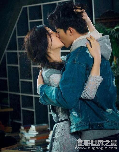 屈楚萧生理反应是什么梗？自曝拍激情戏时非常尴尬(图)