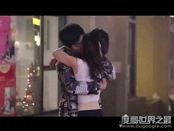 屈楚萧生理反应是什么梗？自曝拍激情戏时非常尴尬(图)