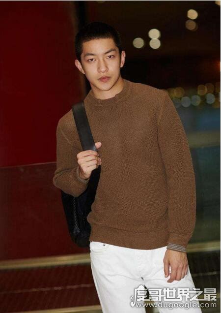 屈楚萧生理反应是什么梗？自曝拍激情戏时非常尴尬(图)