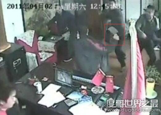 菜刀队vs砍刀队事件，6人持菜刀打跑24人持砍刀的追债人