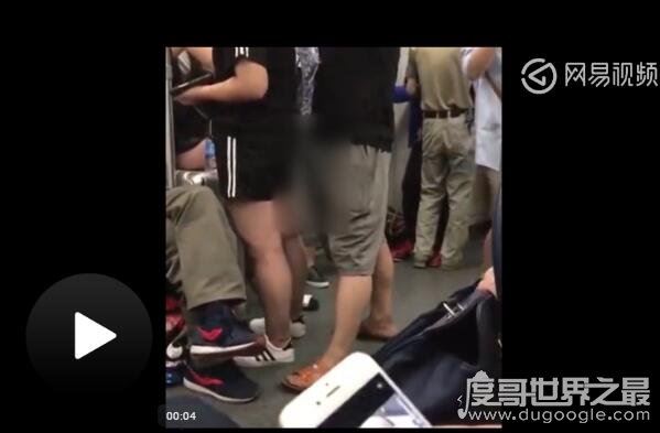 实拍上海地铁猥琐男自慰，对面美女掏出小JJ撸啊撸