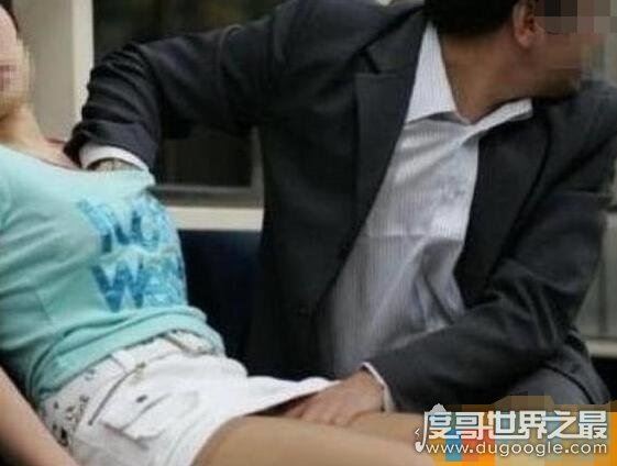 实拍上海地铁猥琐男自慰，对面美女掏出小JJ撸啊撸