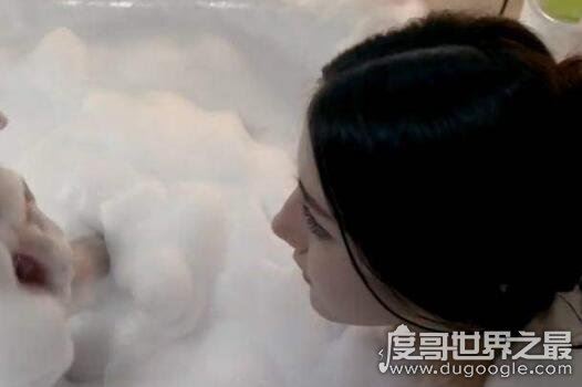 迪丽热巴洗澡图片，妩媚妖娆的她让你看了热血沸腾