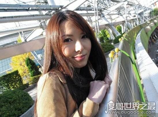 波多野结衣生活照大变样，性感女神穿上衣服竟这么清纯