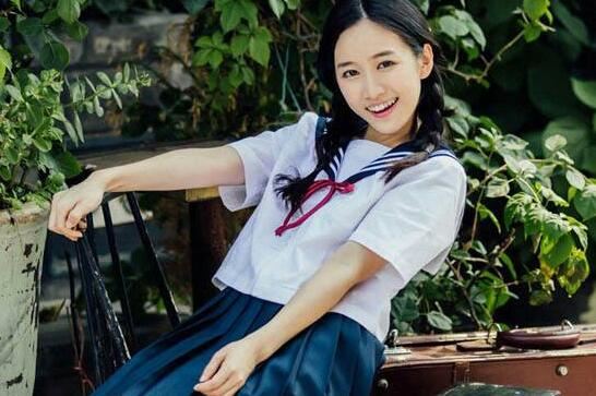 刘美含身高只有153厘米，清纯不输奶茶妹妹