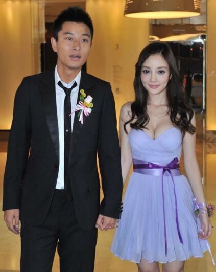 李小璐的胸有多大，结婚后秒变波霸E罩酥胸裸露