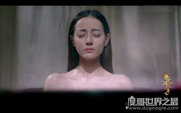 迪丽热巴洗澡图片，大露香肩让人浮想联翩(网友直呼扛不住)