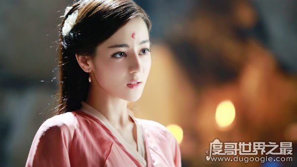 迪丽热巴洗澡图片，大露香肩让人浮想联翩(网友直呼扛不住)