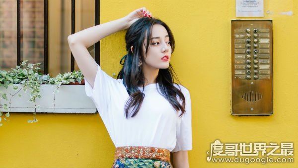 迪丽热巴洗澡图片，大露香肩让人浮想联翩(网友直呼扛不住)