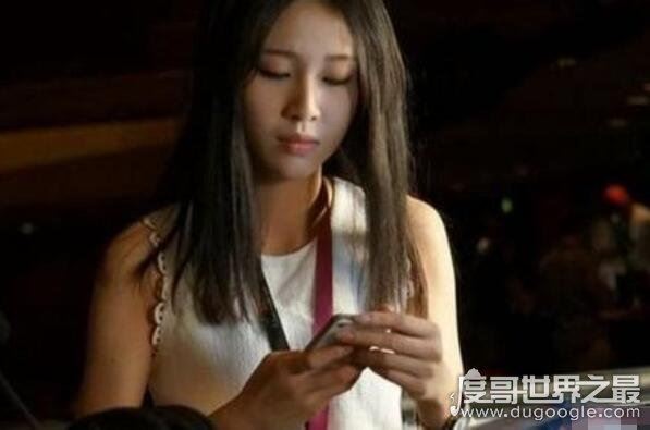 斗鱼冷冷洗澡视频曝光,冷雨萱10万不给C被土豪偷拍
