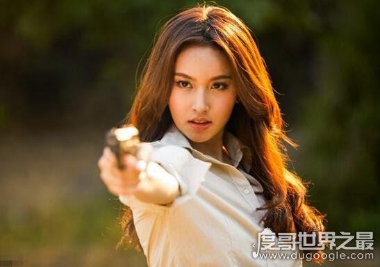 泰国最美人妖rose整容前后，签约中国男友是东北小伙