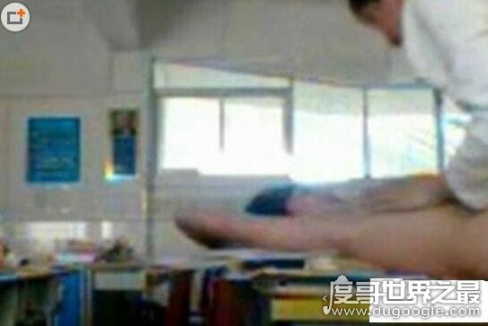 90后高中生艳照门事件，情侣在校园各种地方啪啪啪(尺度非常大)