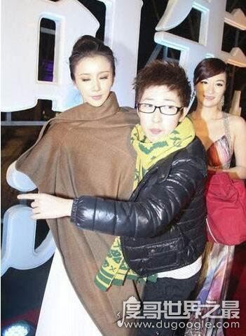 孙菲菲裙子被踩掉事件真相，孙菲菲踩裙门疑似一场戏