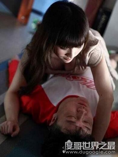 柳岩的胸走光照片，完美胸型一览无余(E罩杯露沟)