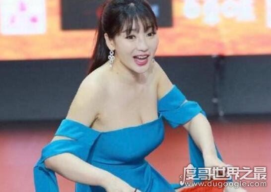柳岩的胸走光照片,完美胸型一览无余(E罩杯露沟)