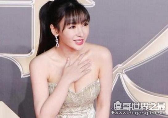 柳岩的胸走光照片，完美胸型一览无余(E罩杯露沟)