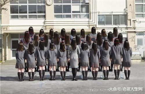 世界上最恐怖的毕业照，头部扭曲背向镜头(诡异)