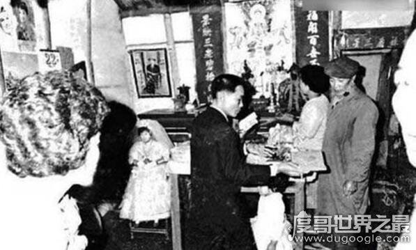 中国最恐怖的一张照片，一张冥婚照吓坏不少人(真相揭秘)