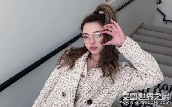 网红淘宝店主，周扬青身高真实身高是多少（网传165cm）