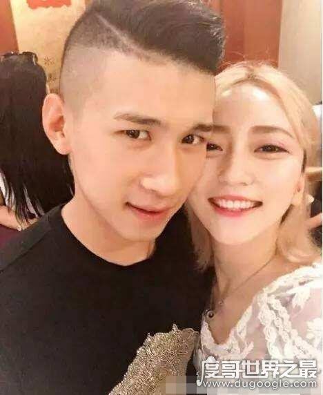 mc天佑睡女徒弟的照片曝光，自曝和2女徒弟同床共枕艳福不浅