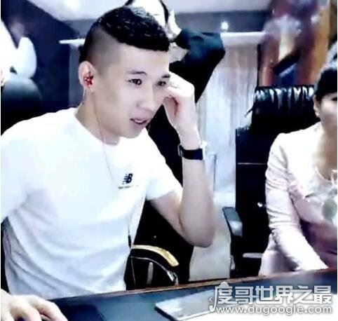 mc天佑睡女徒弟的照片曝光，自曝和2女徒弟同床共枕艳福不浅