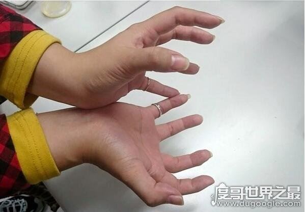 女生怎么用手判断自己多大罩杯，教你徒手测量胸部罩杯大小