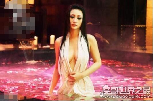 性感女神柳岩胸多大,袒胸露乳让人血脉喷张(83E罩杯)