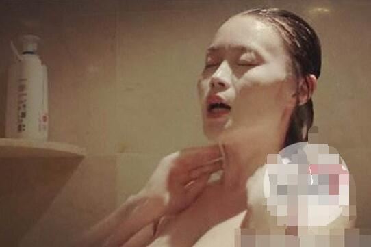 关婷娜的胸部凸点照片，90E豪乳走光还遭赵本山揉胸