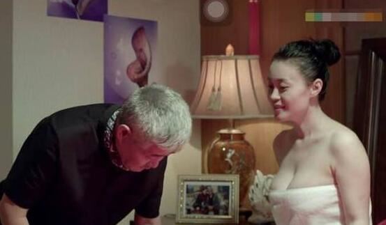 关婷娜的胸部凸点照片，90E豪乳走光还遭赵本山揉胸