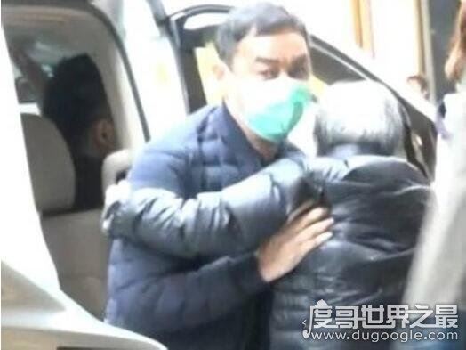 影帝刘青云儿子力爆棚，曾经自己被忽视如今依旧细心照料父母