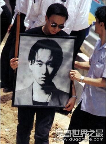 黄家驹死亡真相,因意外从两米多高舞台掉落(头部着地致死)