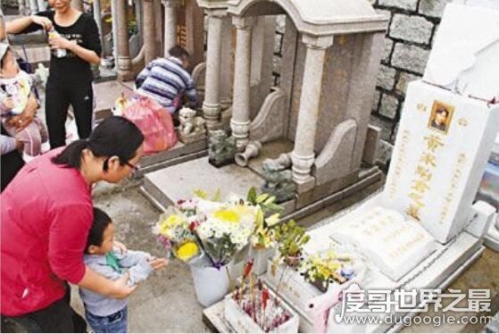 黄家驹死亡真相，因意外从两米多高舞台掉落(头部着地致死)
