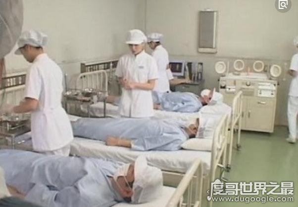 女性采精师亲自为男人撸管，取精场面相当火爆(附图)