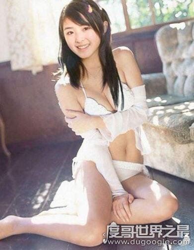 张含韵陪人睡觉照片，她消失五年找刘德华当干爹