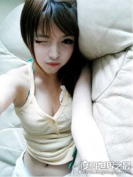 香港王嘉韵被称充气妹，白皙皮肤丰满胸部宛如充气娃娃