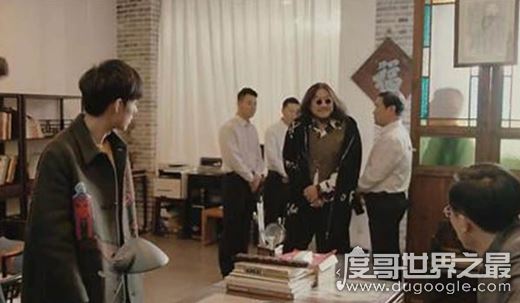 霍仙姑为什么跪闷油瓶，闷油瓶是她救命恩人(为报恩而跪)