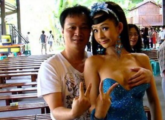 云南摸奶节习俗,大街上美女奶子可以随便摸