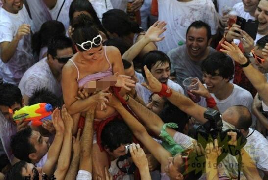 云南摸奶节习俗，大街上美女奶子可以随便摸