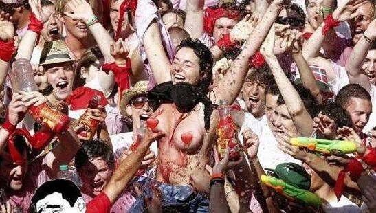 云南摸奶节习俗，大街上美女奶子可以随便摸